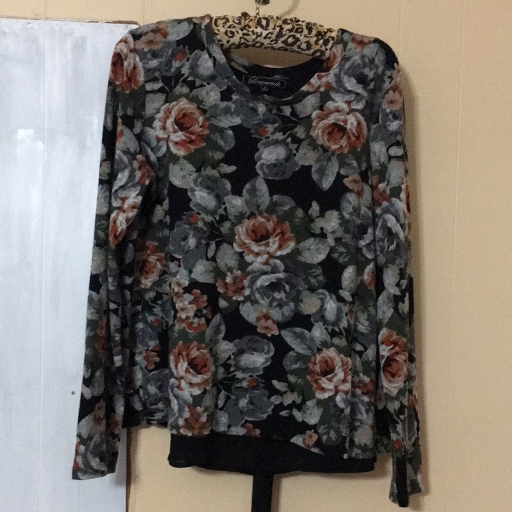 Loramendi floral top with back slit overlay